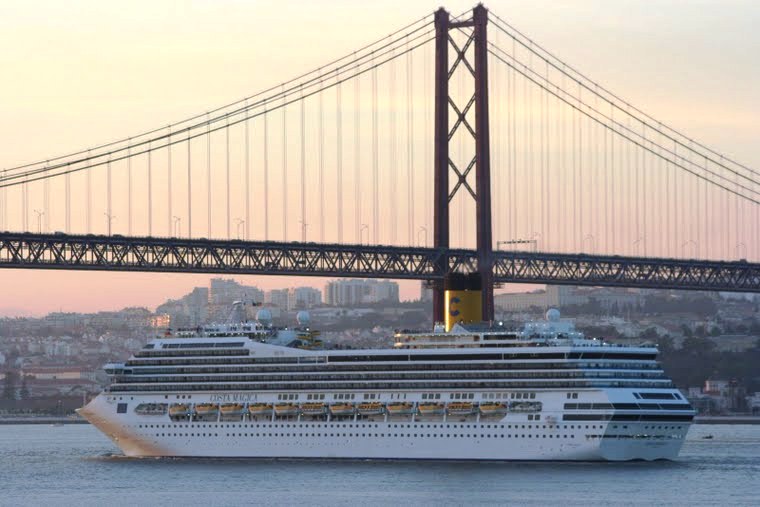 Al anochecer la magia se enciende en el Costa Magica CRUCEROS BARATOS MEDITERRANEO